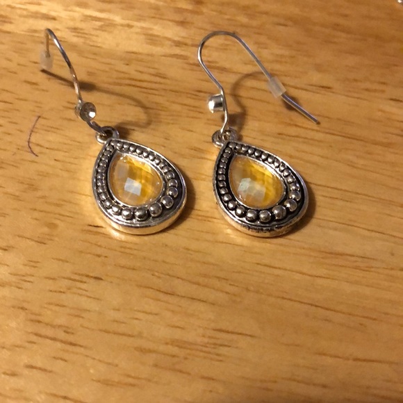 Avon set of earrings and matching necklace. Yellow stones. - Picture 3 of 4